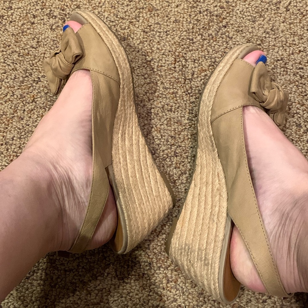 Franco Sarto 8-1/2 tan leather peep toe espadrille slingback 3” wedge shoes VGUC
